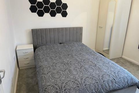3 bedroom flat to rent, Restons Crescent London SE9