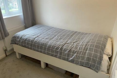 3 bedroom flat to rent, Restons Crescent London SE9