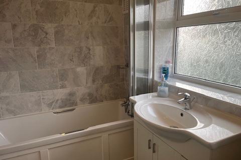 3 bedroom flat to rent, Restons Crescent London SE9