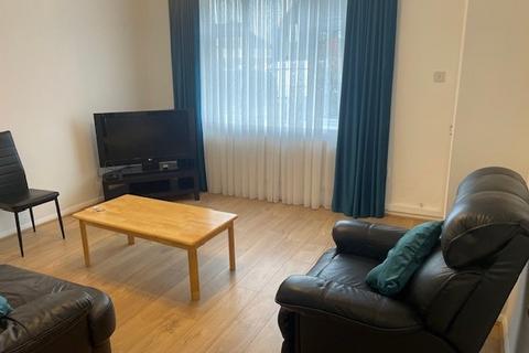 3 bedroom flat to rent, Restons Crescent London SE9