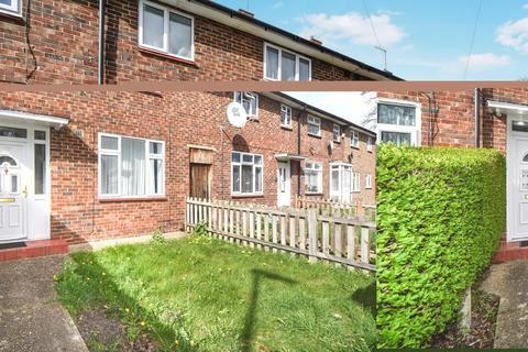 3 bedroom flat to rent, Restons Crescent London SE9