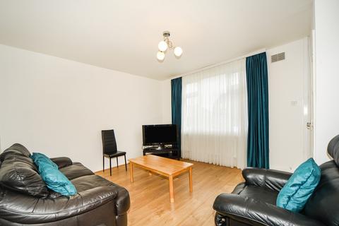 3 bedroom flat to rent, Restons Crescent London SE9