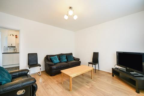 3 bedroom flat to rent, Restons Crescent London SE9