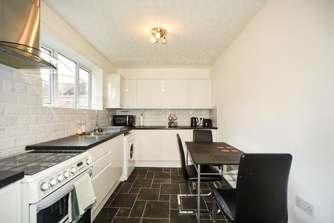 3 bedroom flat to rent, Restons Crescent London SE9