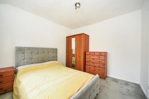 3 bedroom flat to rent, Restons Crescent London SE9