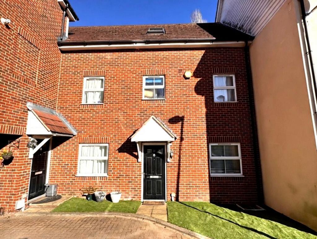 Detached house exterior, driveway