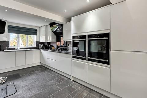 3 bedroom chalet for sale, Kings Orchard, Warminster