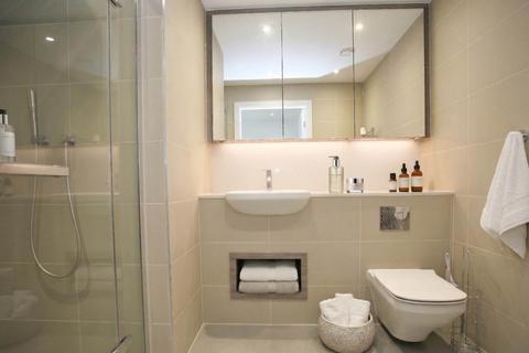 3 bedroom apartment to rent, Three bedroom riverside 22nd floor apartment in the iconic Lombard Wharf