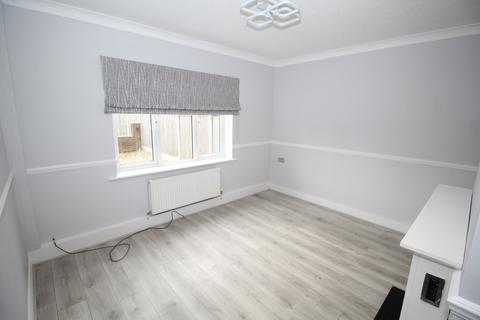 3 bedroom semi-detached house to rent, Garth Avenue, Normanton
