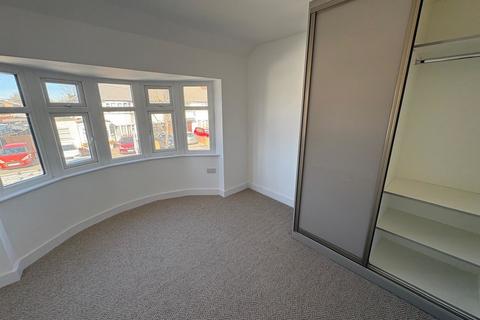 5 bedroom semi-detached house to rent, Bourne Avenue, Hayes