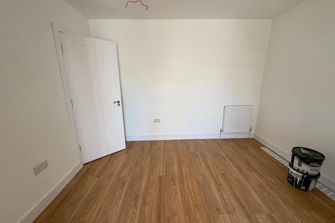 5 bedroom semi-detached house to rent, Bourne Avenue, Hayes