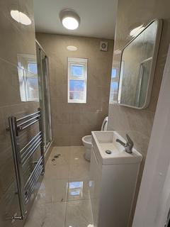 5 bedroom semi-detached house to rent, Bourne Avenue, Hayes