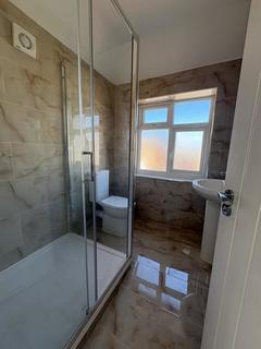 5 bedroom semi-detached house to rent, Bourne Avenue, Hayes