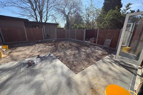 5 bedroom semi-detached house to rent, Bourne Avenue, Hayes