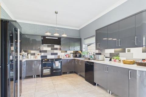 5 bedroom detached house for sale, New Road, Fritton