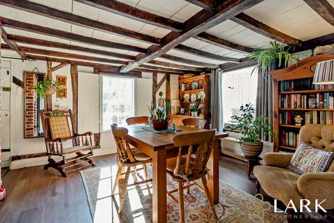 undefined, Nedging Tye