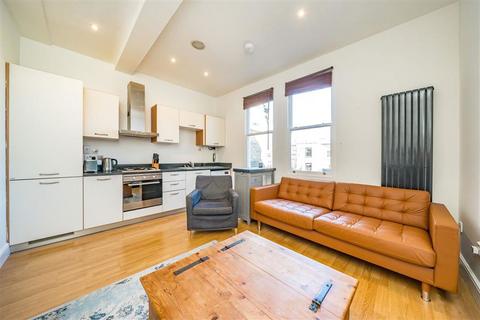 3 bedroom flat for sale, Cavendish Road, London SW12
