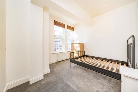 3 bedroom flat for sale, Cavendish Road, London SW12