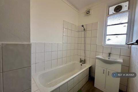 2 bedroom flat to rent, Selwyn Court, London, SE3