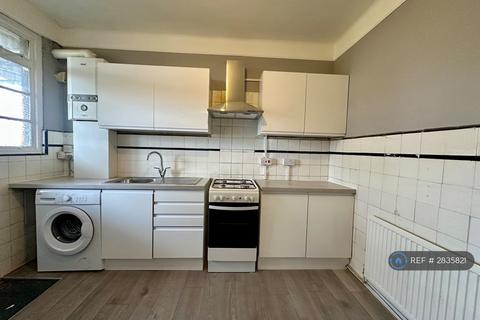 2 bedroom flat to rent, Selwyn Court, London, SE3