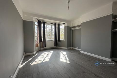 2 bedroom flat to rent, Selwyn Court, London, SE3