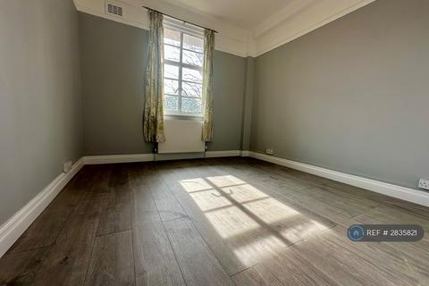 2 bedroom flat to rent, Selwyn Court, London, SE3