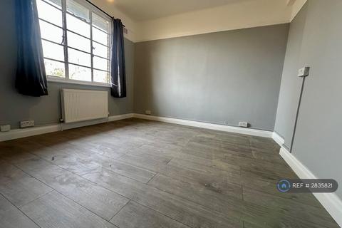 2 bedroom flat to rent, Selwyn Court, London, SE3