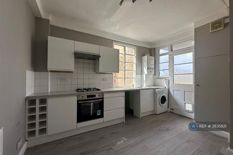 2 bedroom flat to rent, Selwyn Court, London, SE3