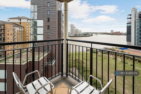 2 bedroom flat to rent, Wingfield Court, London, E14