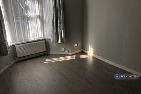 3 bedroom flat to rent, East Ham, London, E6