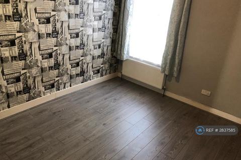 3 bedroom flat to rent, East Ham, London, E6