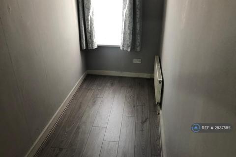 3 bedroom flat to rent, East Ham, London, E6