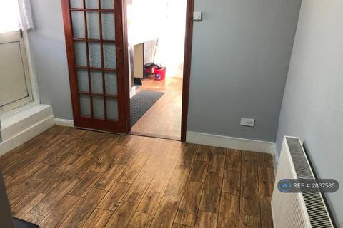 3 bedroom flat to rent, East Ham, London, E6