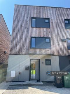 4 bedroom semi-detached house to rent, Spring Meadows, Leeds, BD11