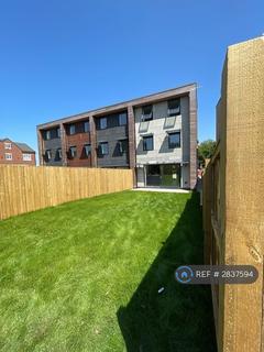 4 bedroom semi-detached house to rent, Spring Meadows, Leeds, BD11