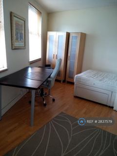 1 bedroom in a flat share to rent, Lillie Road - Second Floor, London, SW6