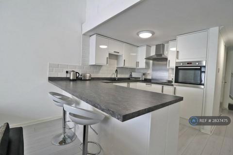 2 bedroom maisonette to rent, Bartlow Side, Basildon, SS13