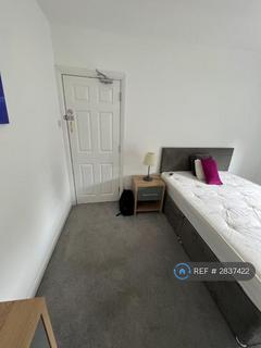 1 bedroom in a house share to rent, Vicarage Road, Watford, WD18