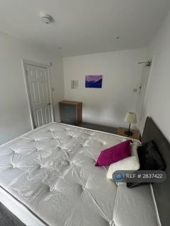 1 bedroom in a house share to rent, Vicarage Road, Watford, WD18