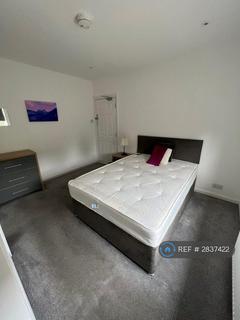 1 bedroom in a house share to rent, Vicarage Road, Watford, WD18