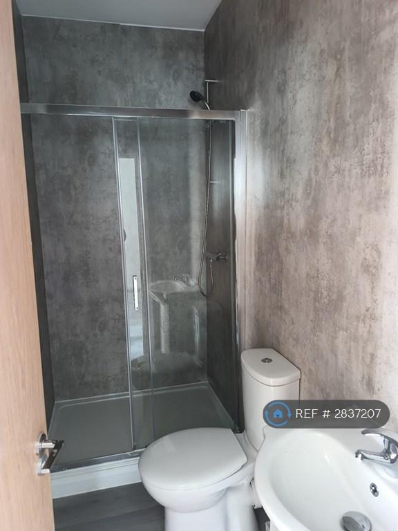 Flat d Shower Room