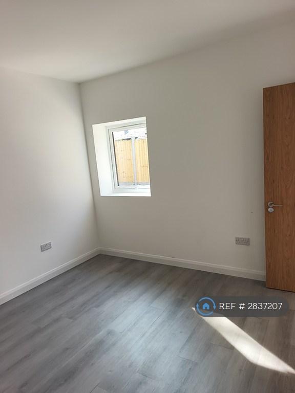 Flat b Bedroom