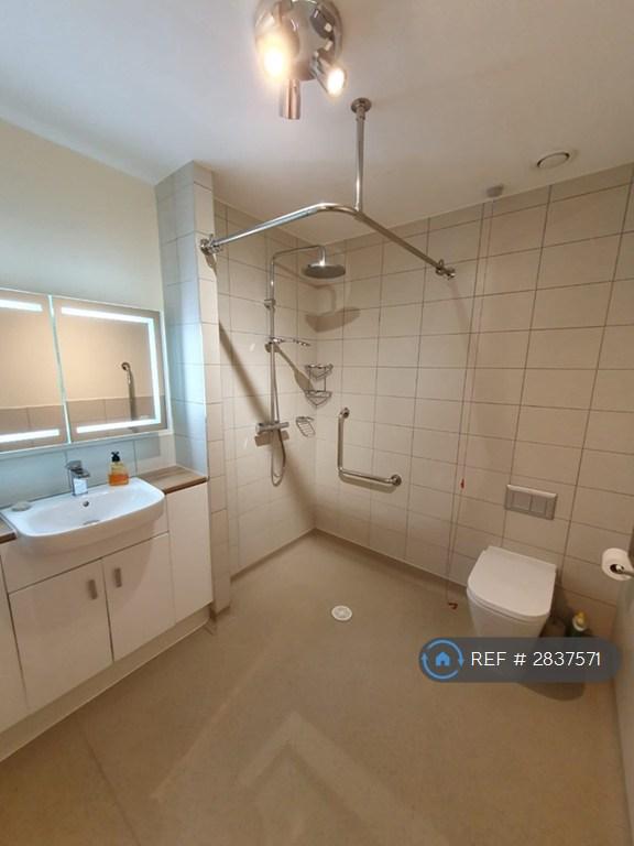 Main Bathroom Another Picture
