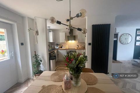 3 bedroom semi-detached house to rent, Cotgrave Close, Nottingham, NG8