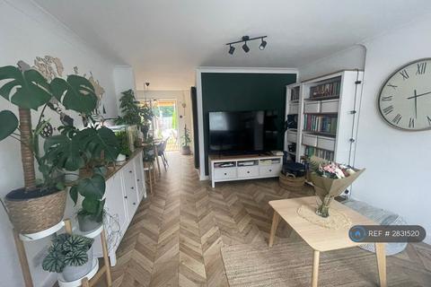 3 bedroom semi-detached house to rent, Cotgrave Close, Nottingham, NG8