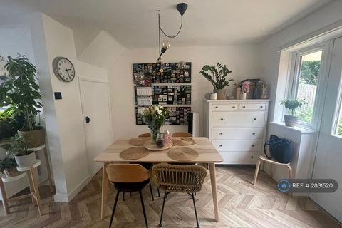 3 bedroom semi-detached house to rent, Cotgrave Close, Nottingham, NG8