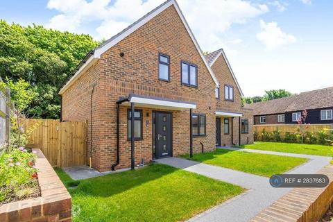 3 bedroom semi-detached house to rent, Glynn Road, Peacehaven, BN10