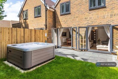 3 bedroom semi-detached house to rent, Glynn Road, Peacehaven, BN10