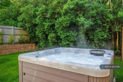 3 bedroom semi-detached house to rent, Glynn Road, Peacehaven, BN10