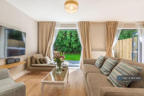 3 bedroom semi-detached house to rent, Glynn Road, Peacehaven, BN10